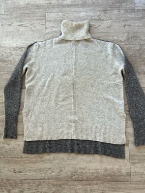 ATHLETA size S SWEATER
Transit Colorblock
Turtleneck Merino Wool
Cream/Grey